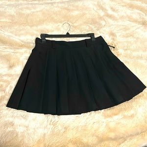 NWT Aritiza, Sunday Best, black pleated skirt. Size 12